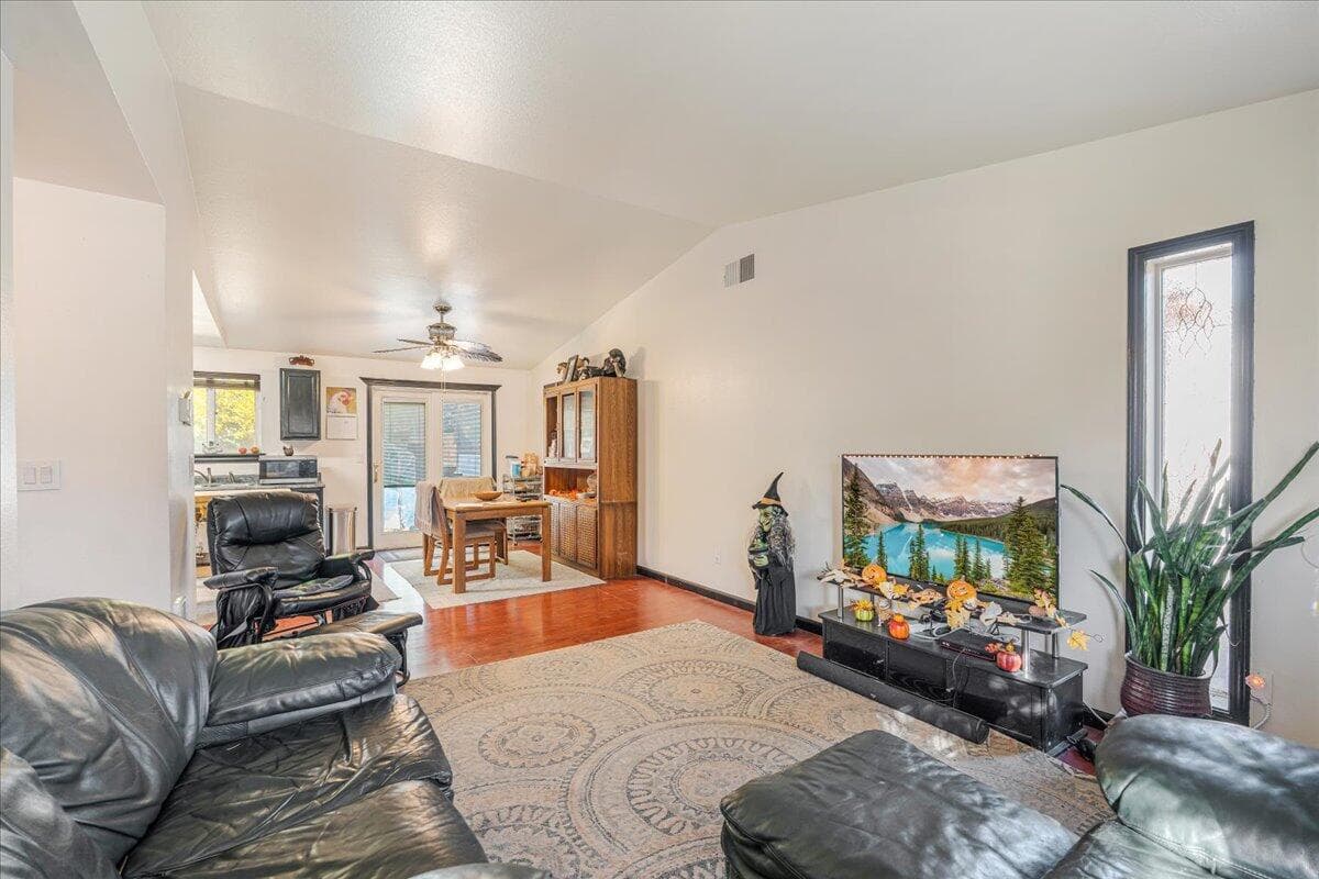 Photo of 1547 SW 33rd Street 10 of 33