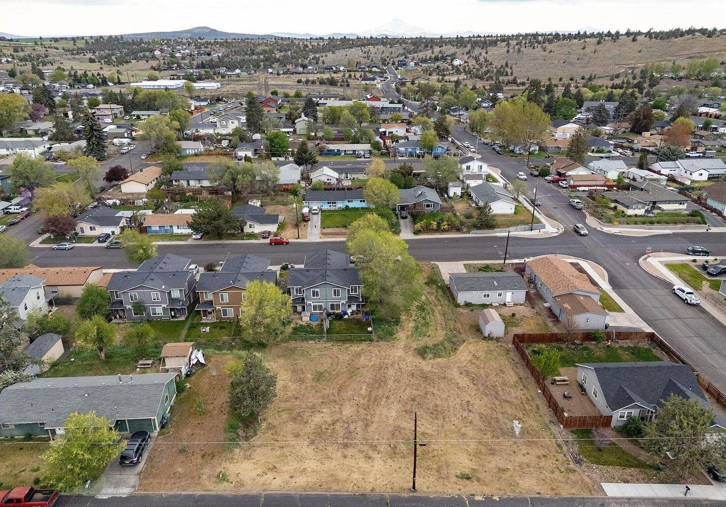 Enjoy the quiet small-town lifestyle. Close to recreation at nearby lakes and grasslands.