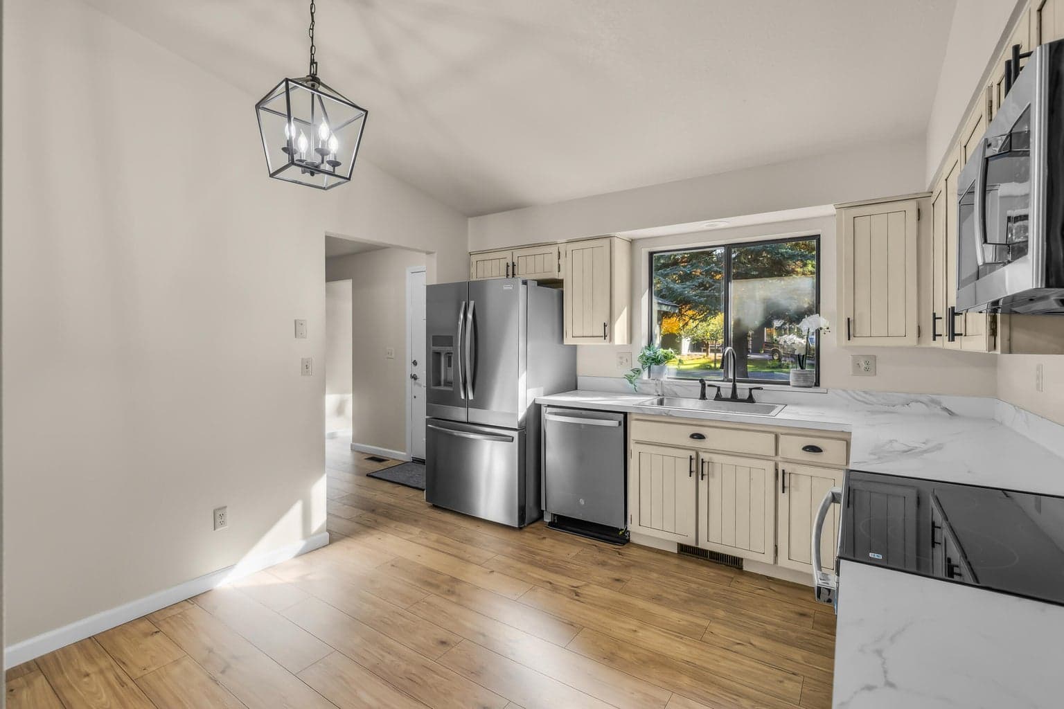 Small Eating area in Kitchen or more counters?