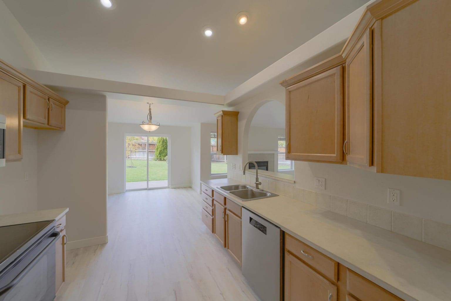 Photo of 985 SW Rimrock Way 9 of 36