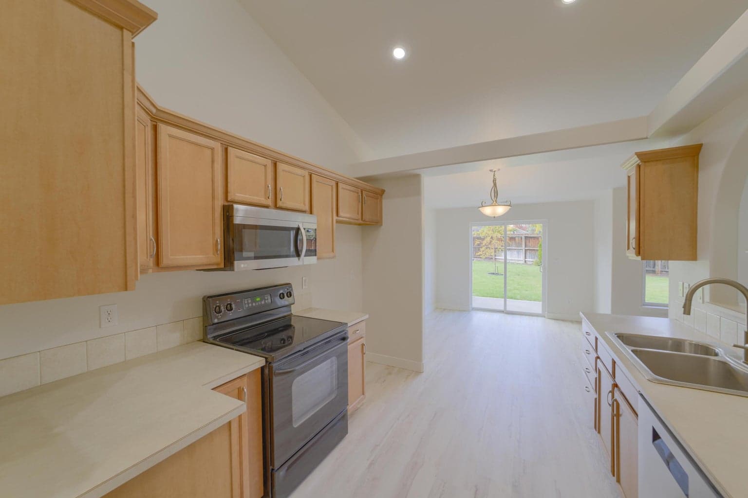 Photo of 985 SW Rimrock Way 10 of 36