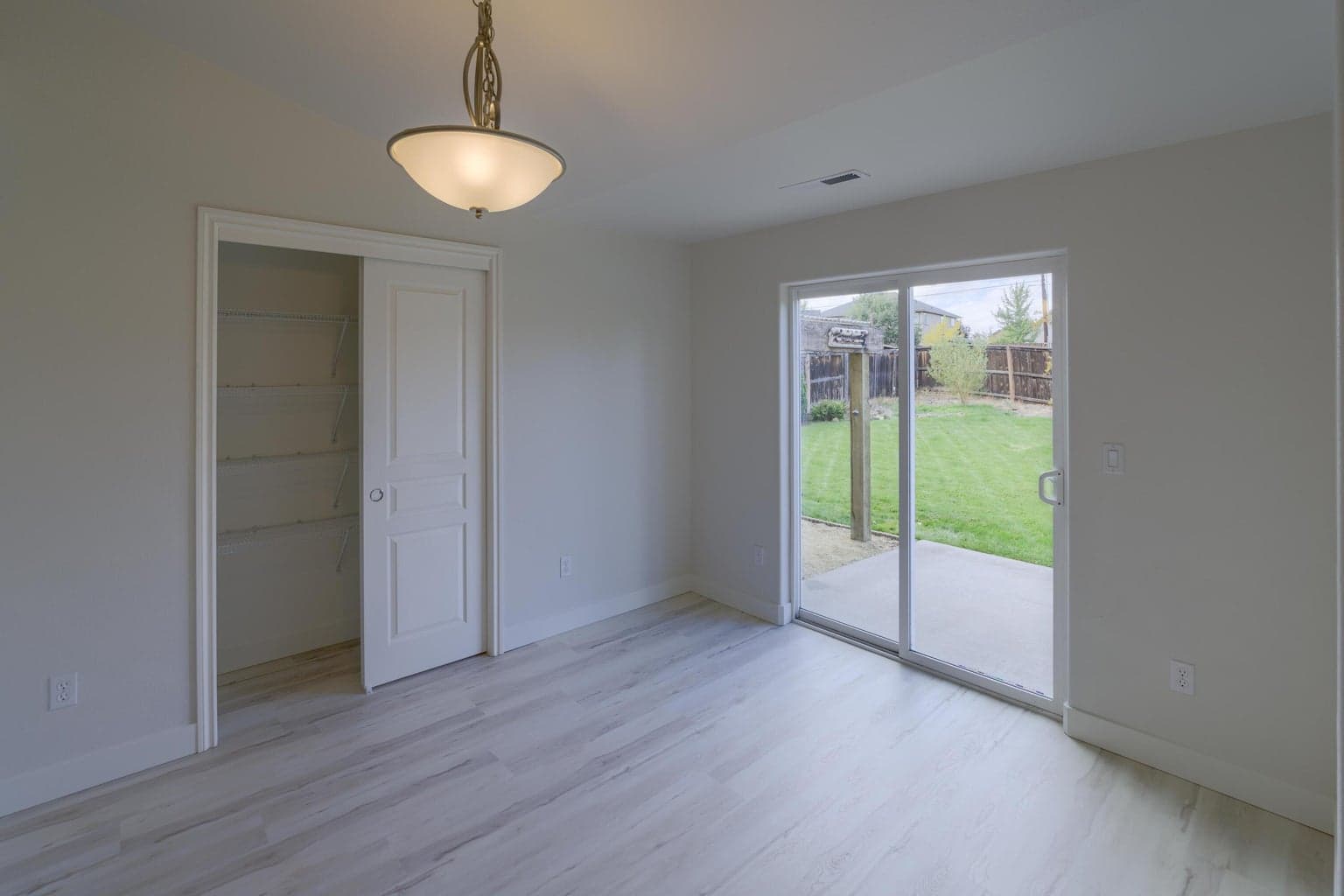 Photo of 985 SW Rimrock Way 12 of 36