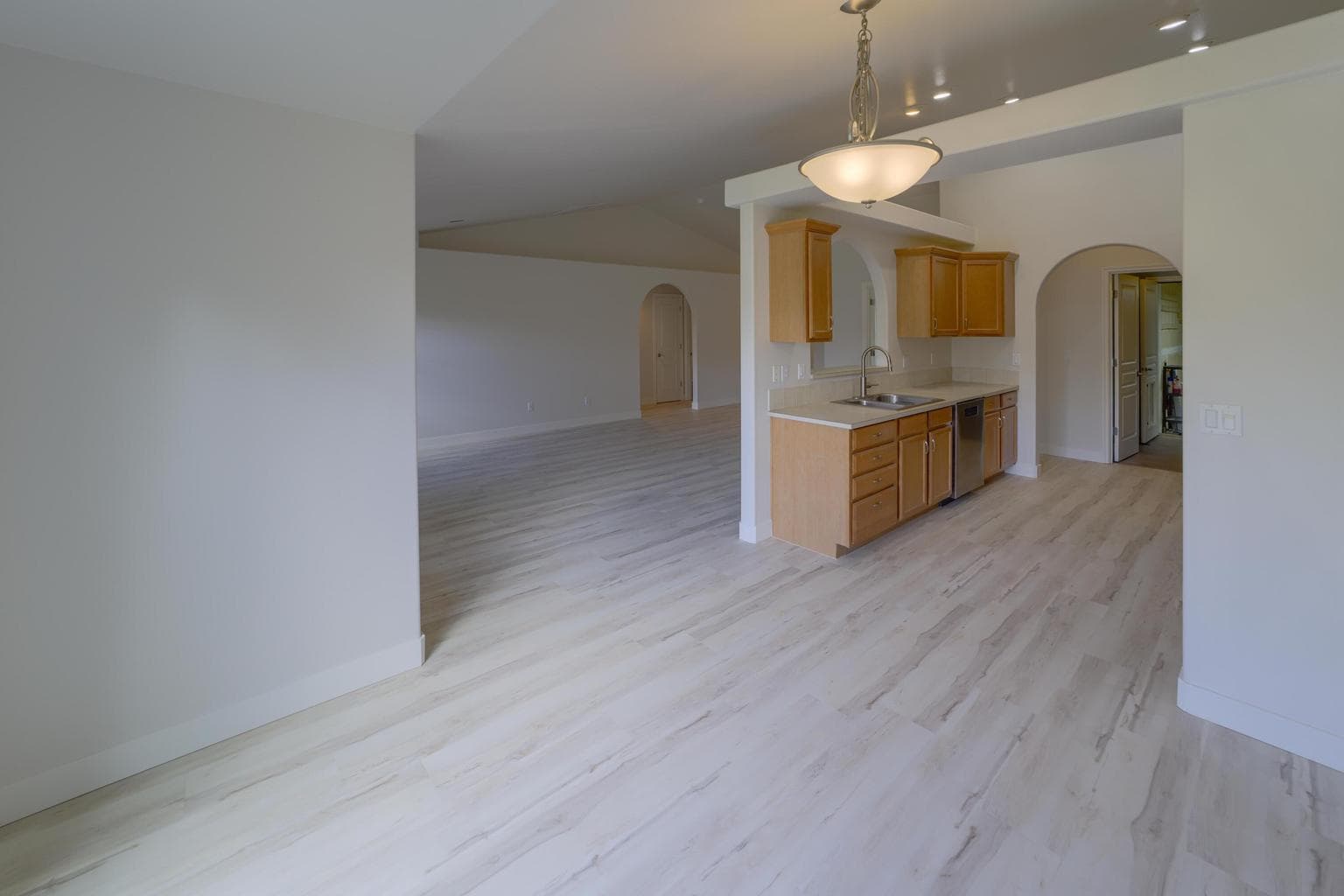 Photo of 985 SW Rimrock Way 13 of 36