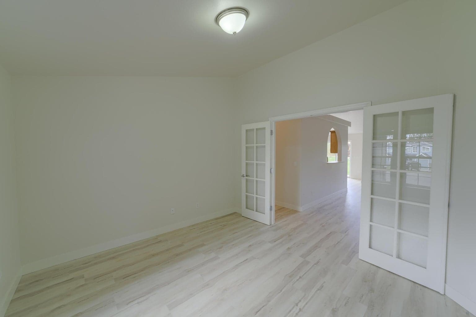 Photo of 985 SW Rimrock Way 15 of 36