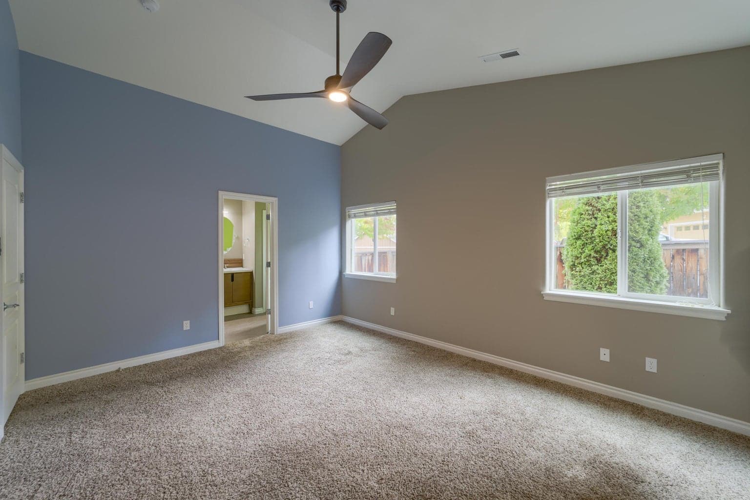 Photo of 985 SW Rimrock Way 18 of 36