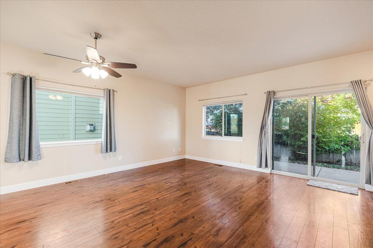 Photo of 21362 Livingston 5 of 37