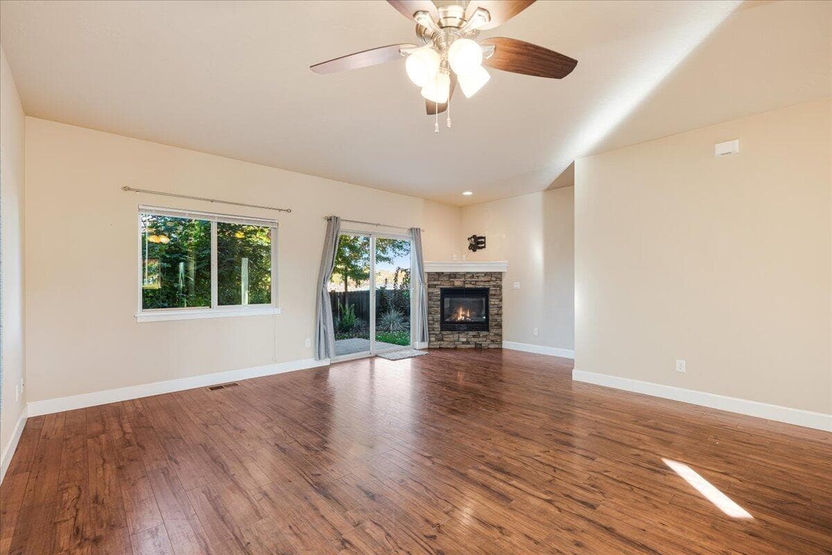 Photo of 21362 Livingston Drive 6 of 37
