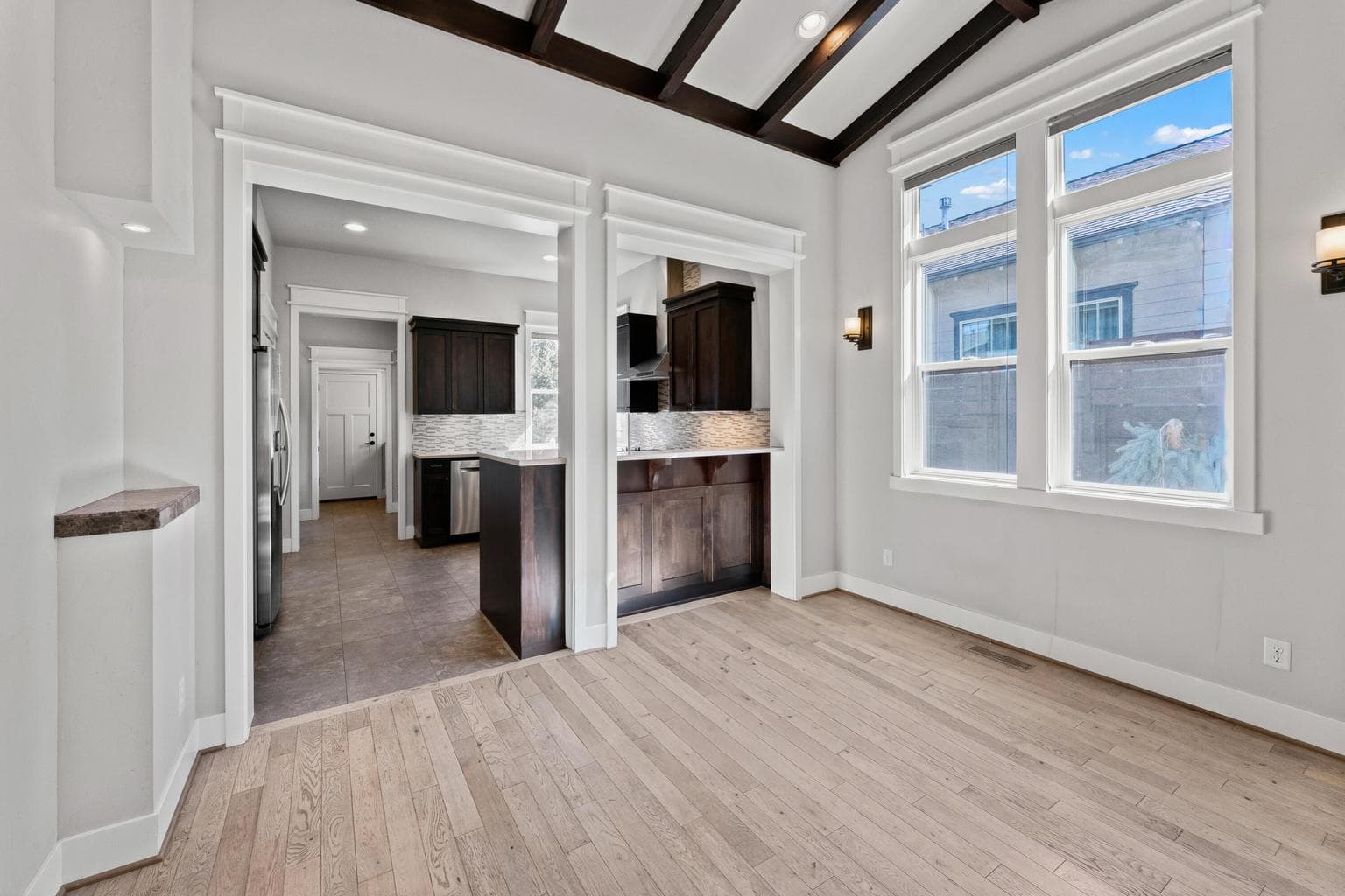 Breakfast bar and room for a hutch