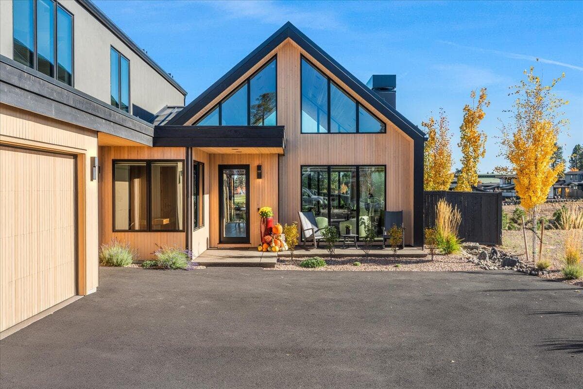 Flat spacious driveway