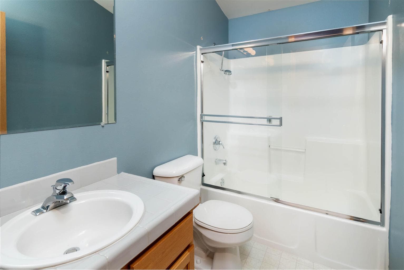 full guest bath with tub/shower and skylight