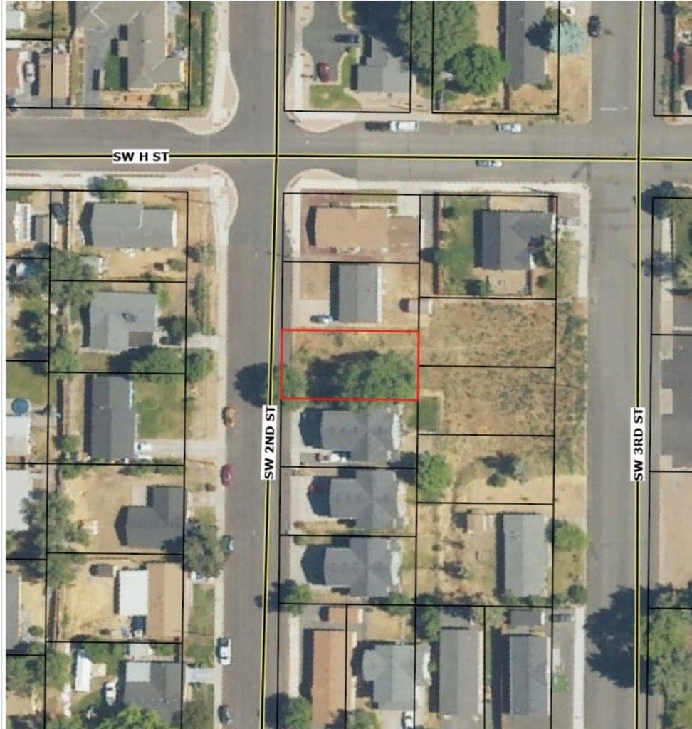 Lot has been very nicely cleared since this photo. "H" Street is to the North.