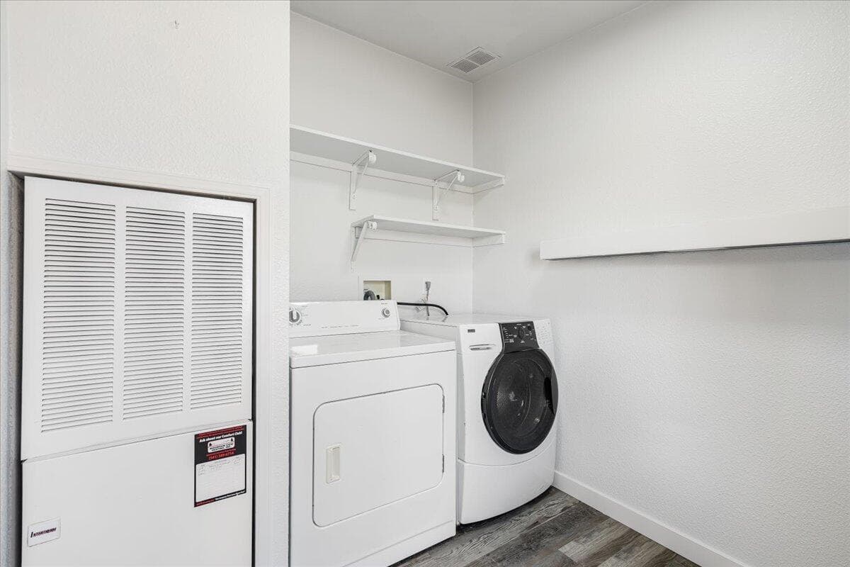 laundry room and mudroom with washer and dryer