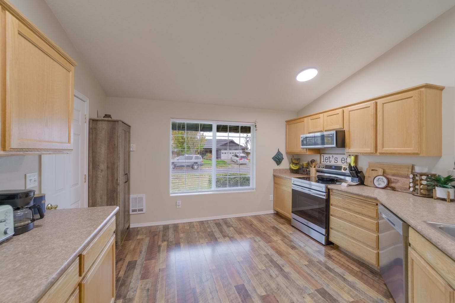 Photo of 2068 NE Elk Street 17 of 28