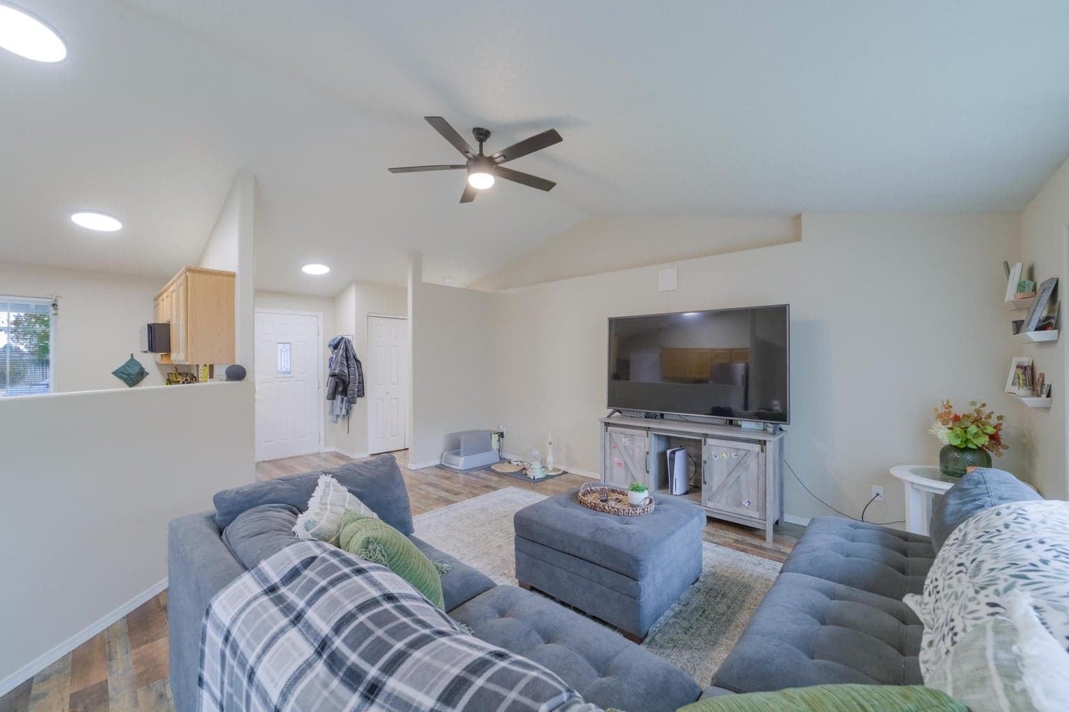 Photo of 2068 NE Elk Street 13 of 28