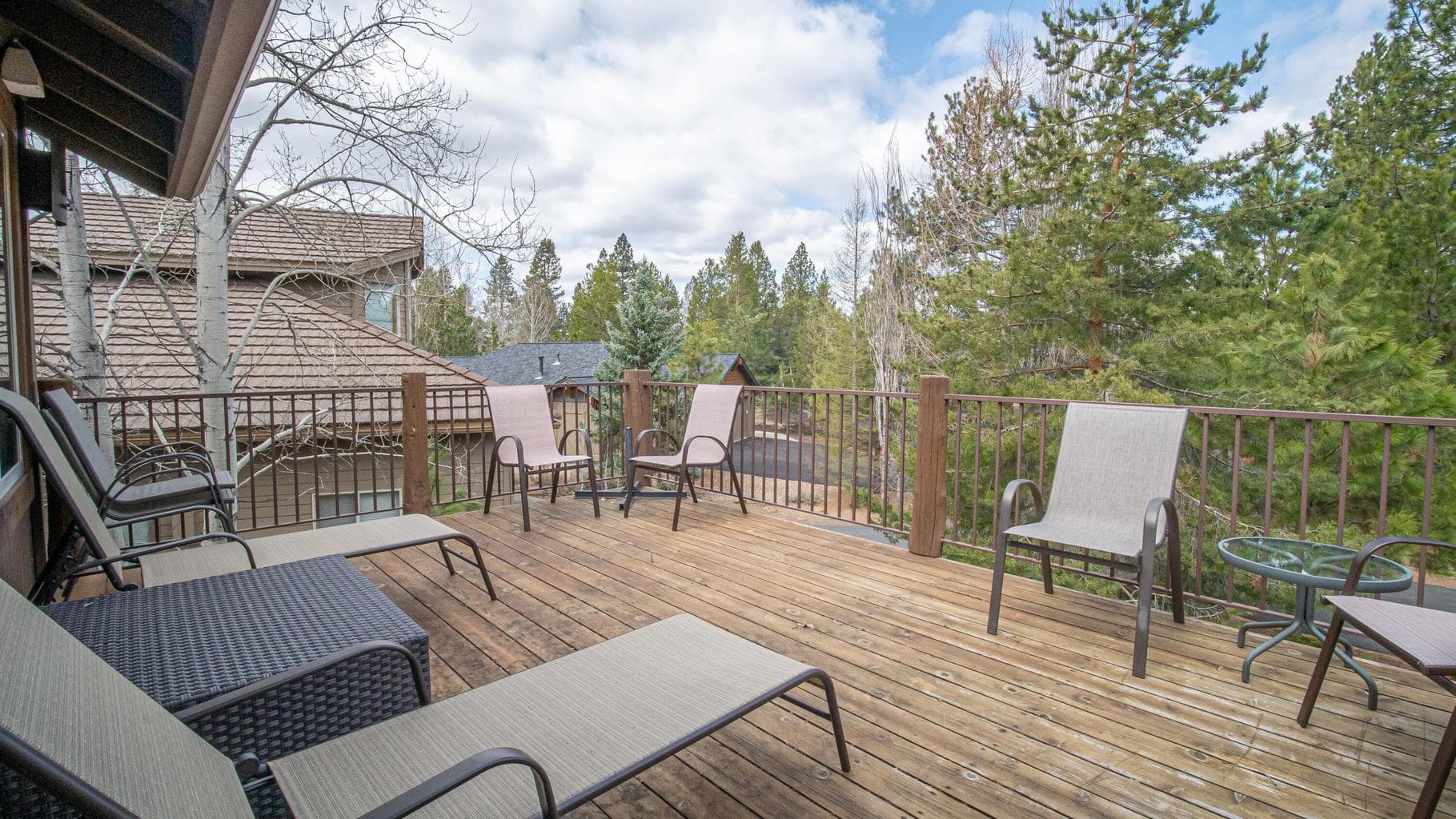 Bask in the afternoon sun from this expansive west-facing deck overlooking the treetops. Surrounded by mature pines, it’s the perfect spot to unwind with a good book, enjoy evening gatherings, or take in Sunriver’s colorful sunsets.