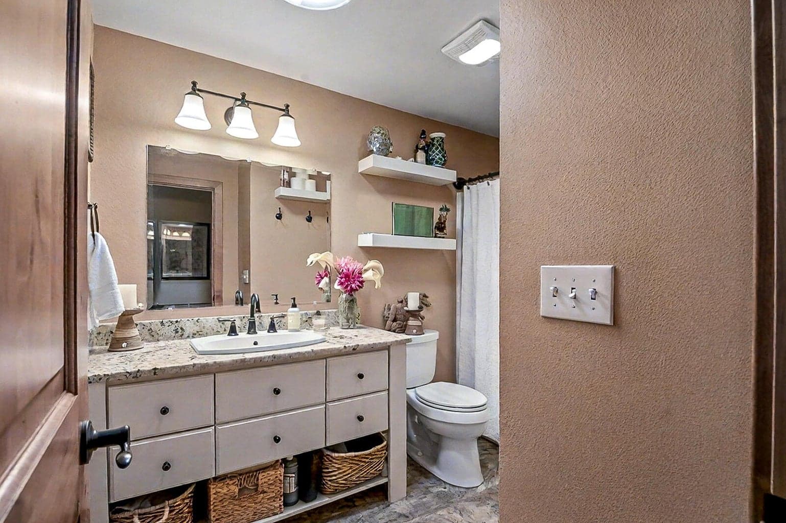 Photo of 2976 NE Bluebell Lane 13 of 34