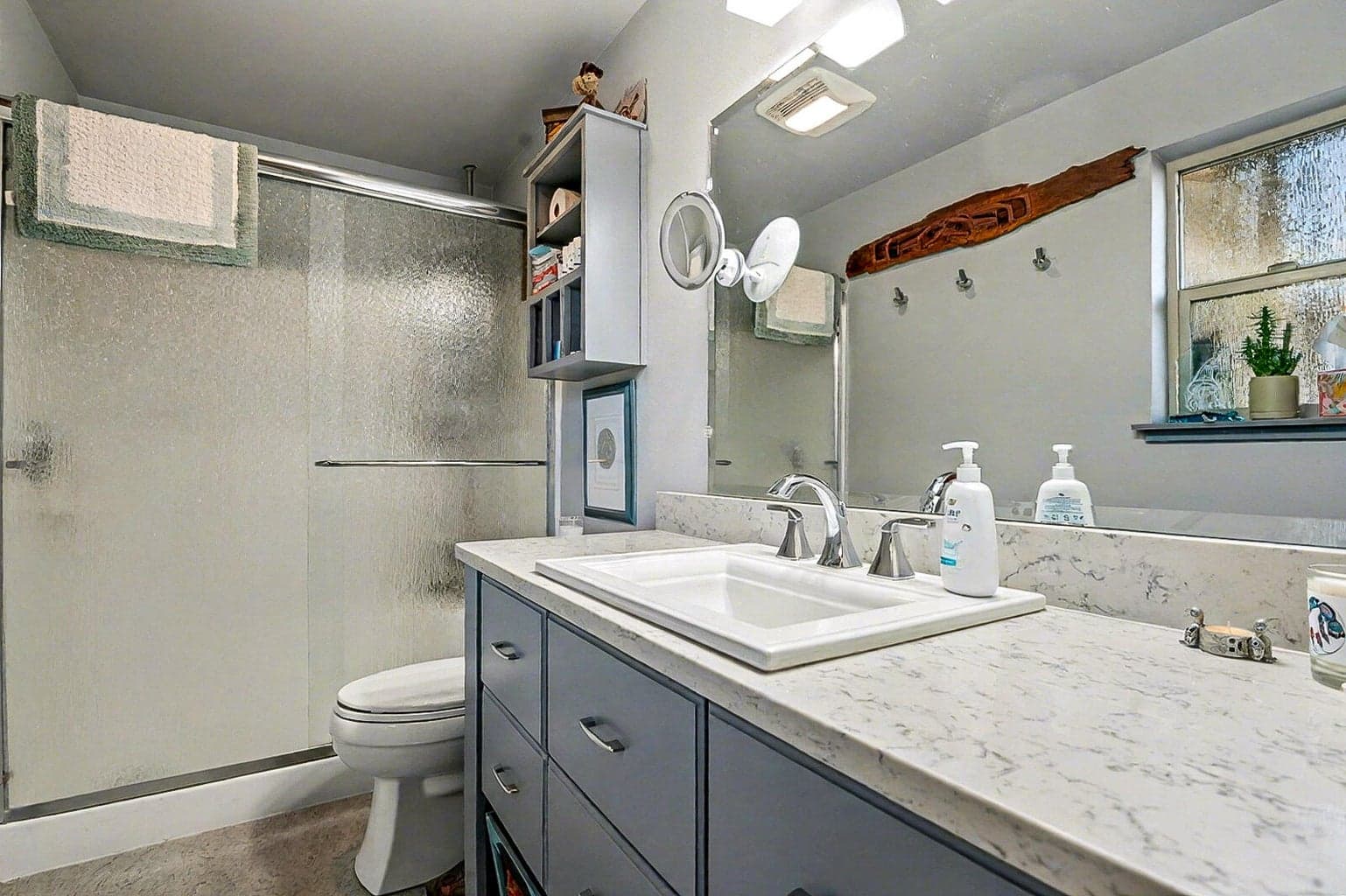 Photo of 2976 NE Bluebell Lane 19 of 34