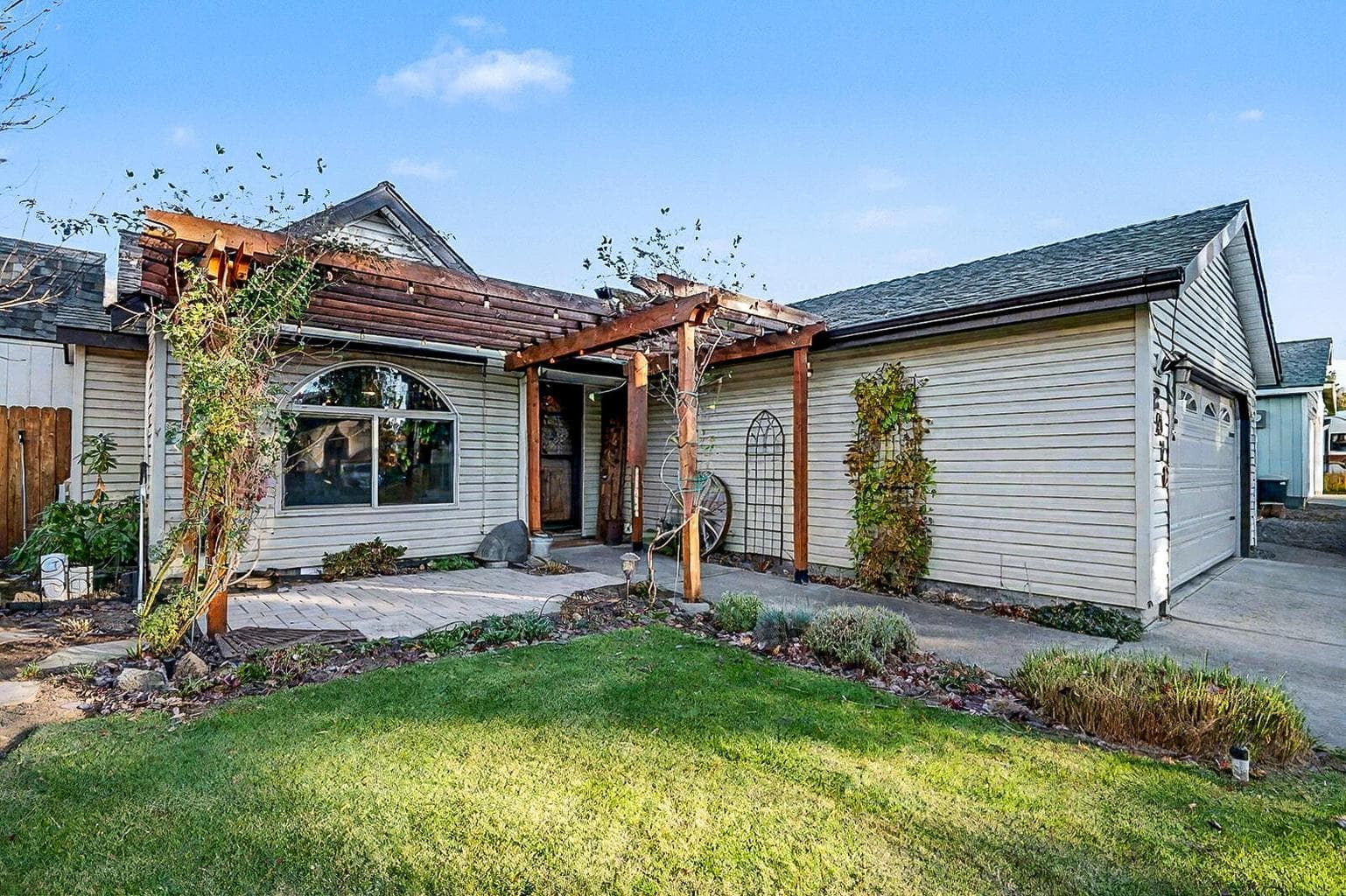 Photo of 2976 NE Bluebell Lane 27 of 34