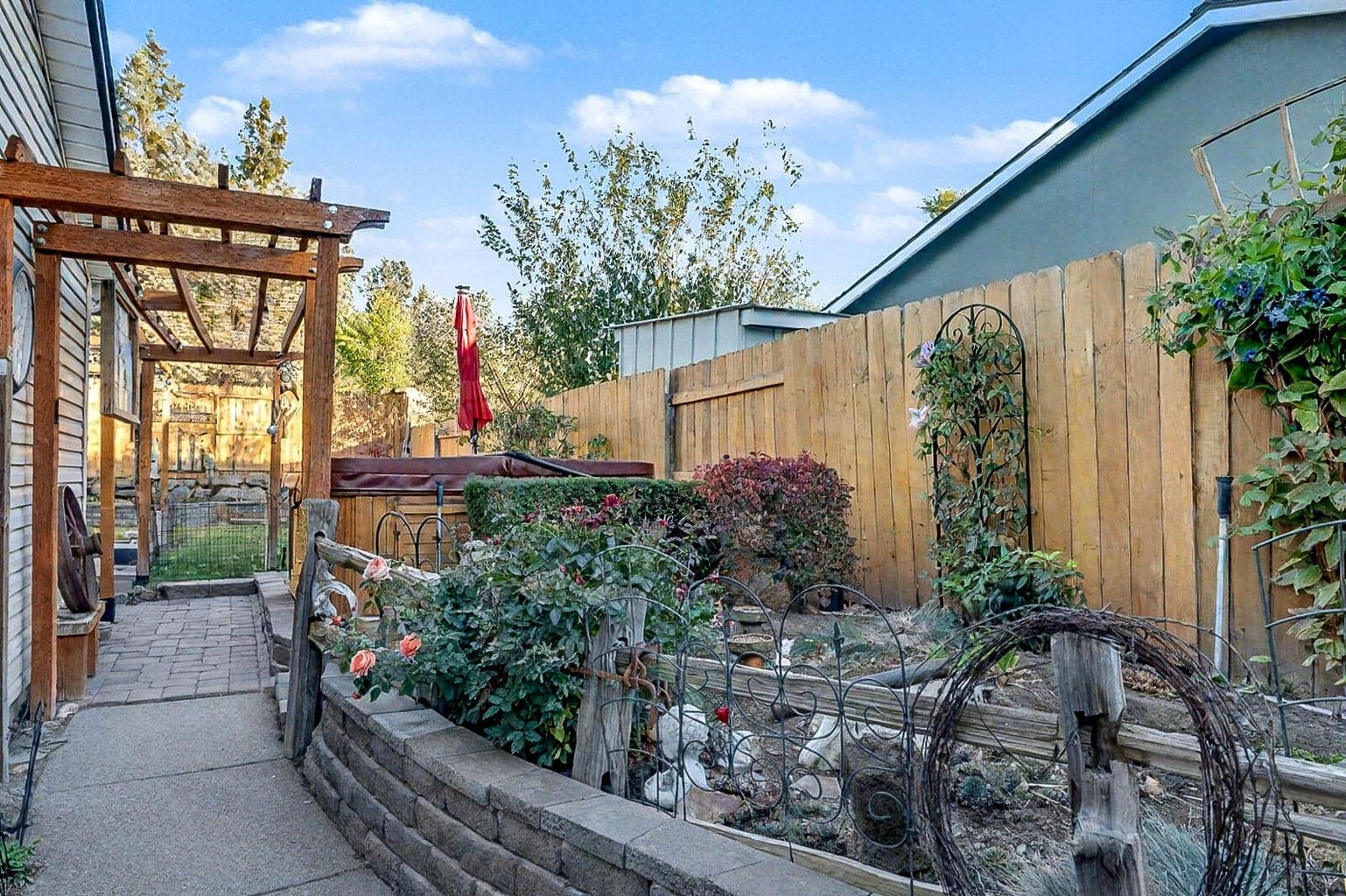 Photo of 2976 NE Bluebell Lane 32 of 34