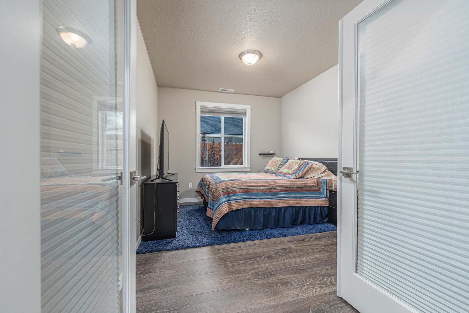 Secondary bedroom with double doors