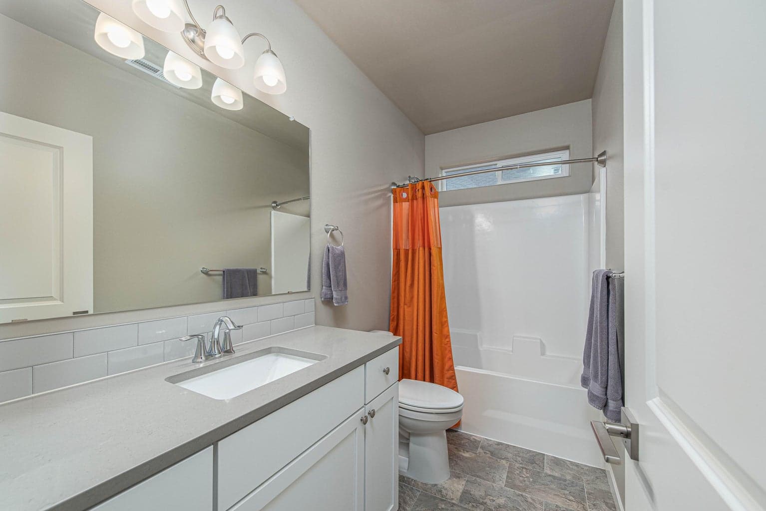 Secondary full bathroom