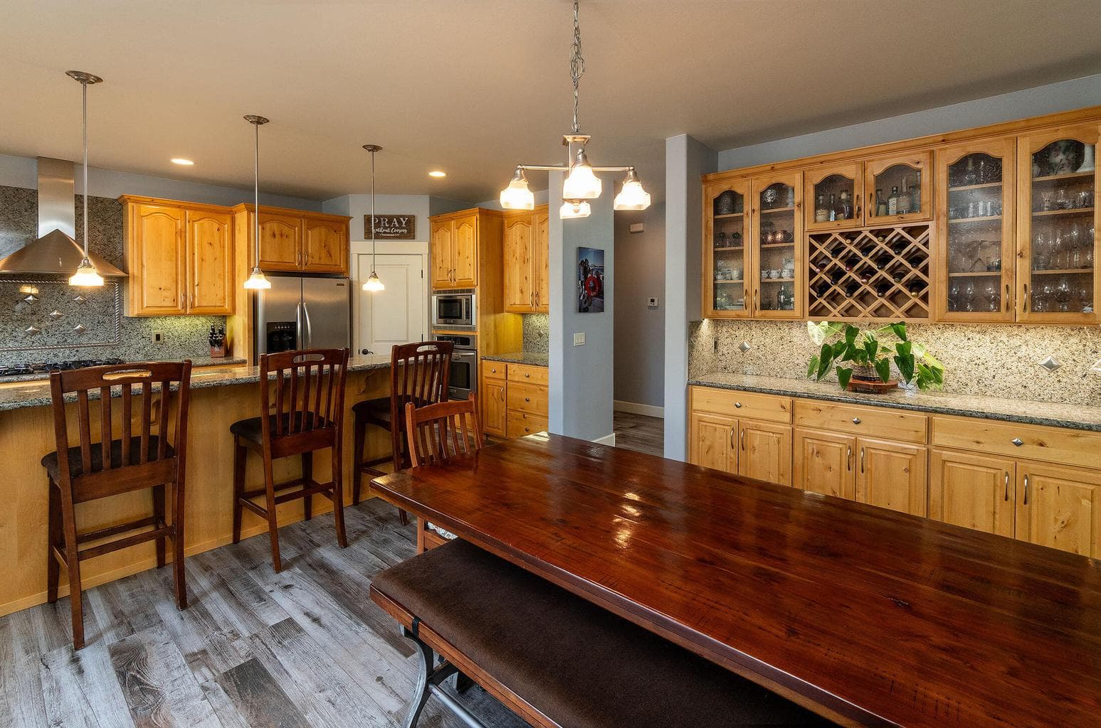 dining area with dry bar and buffet