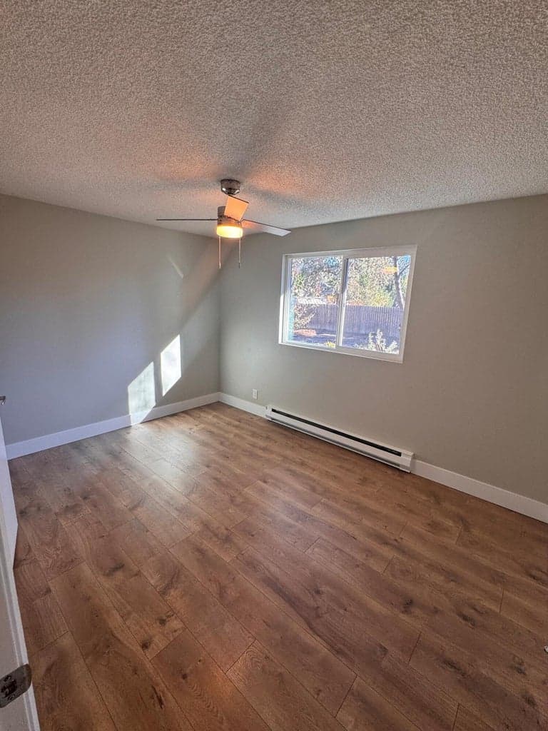 All 3 bedrooms look the same.
