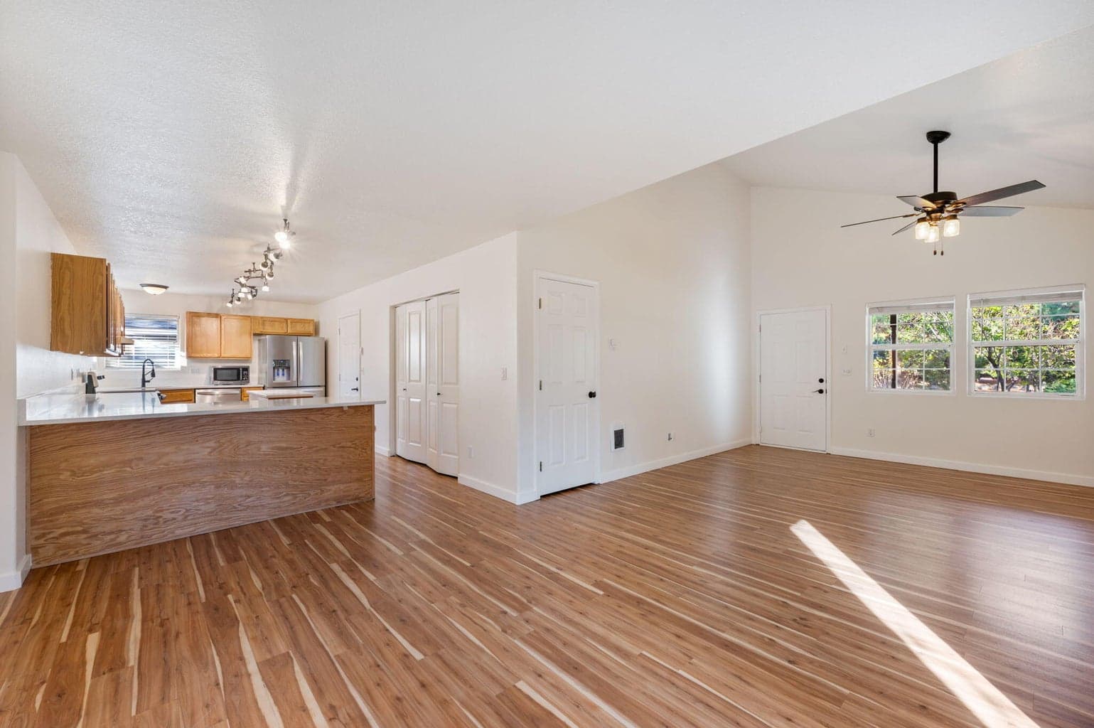 Photo of 1175 SW Chamberlain Street 6 of 19