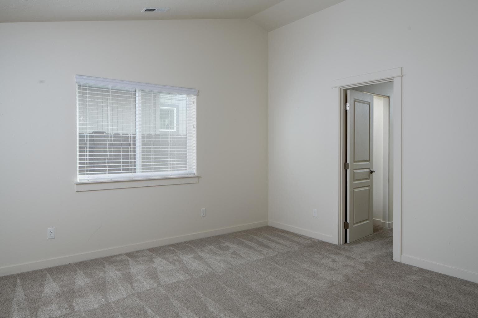Photo of 2584 NW Hemlock Way 7 of 14