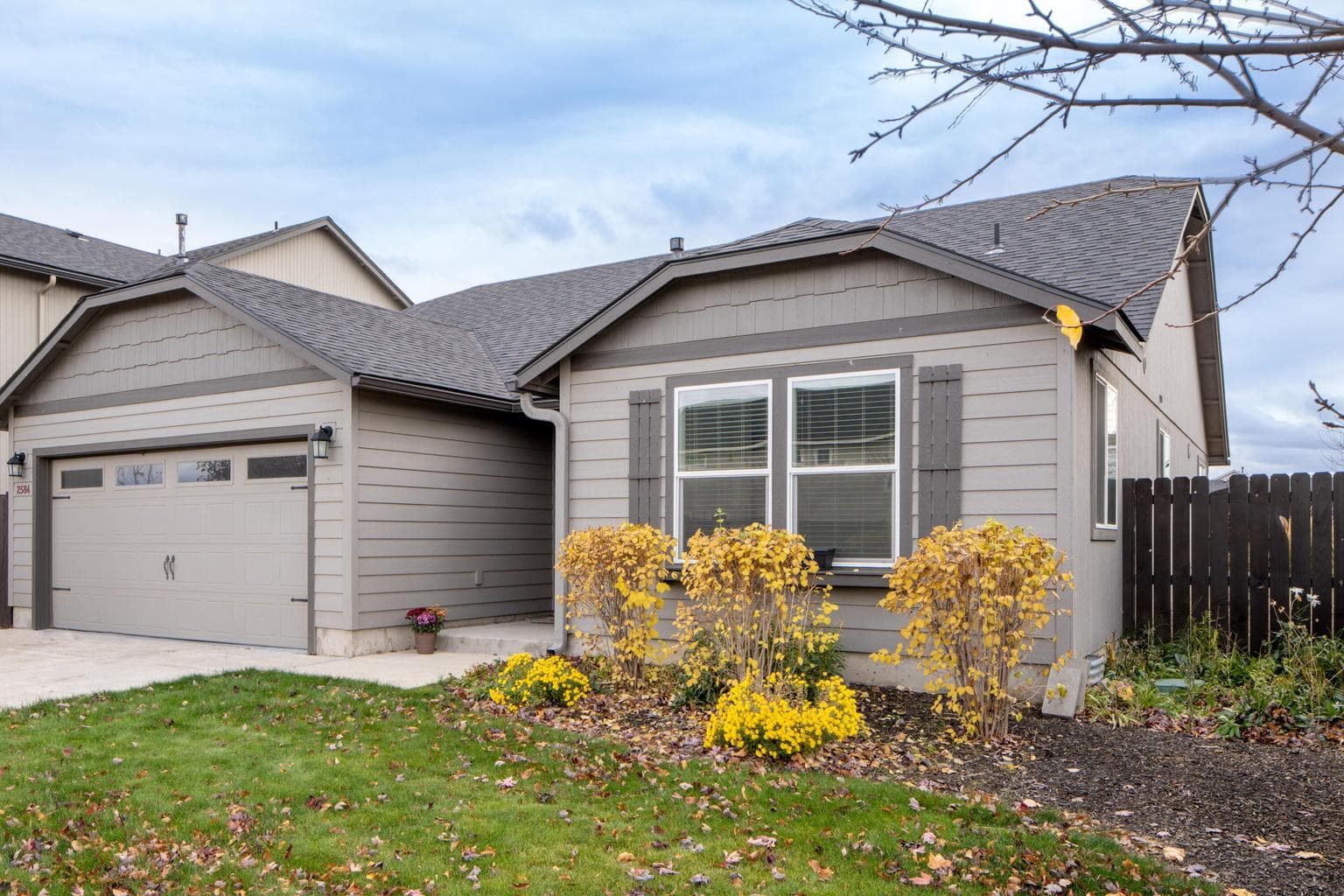 Photo of 2584 Hemlock 1 of 14
