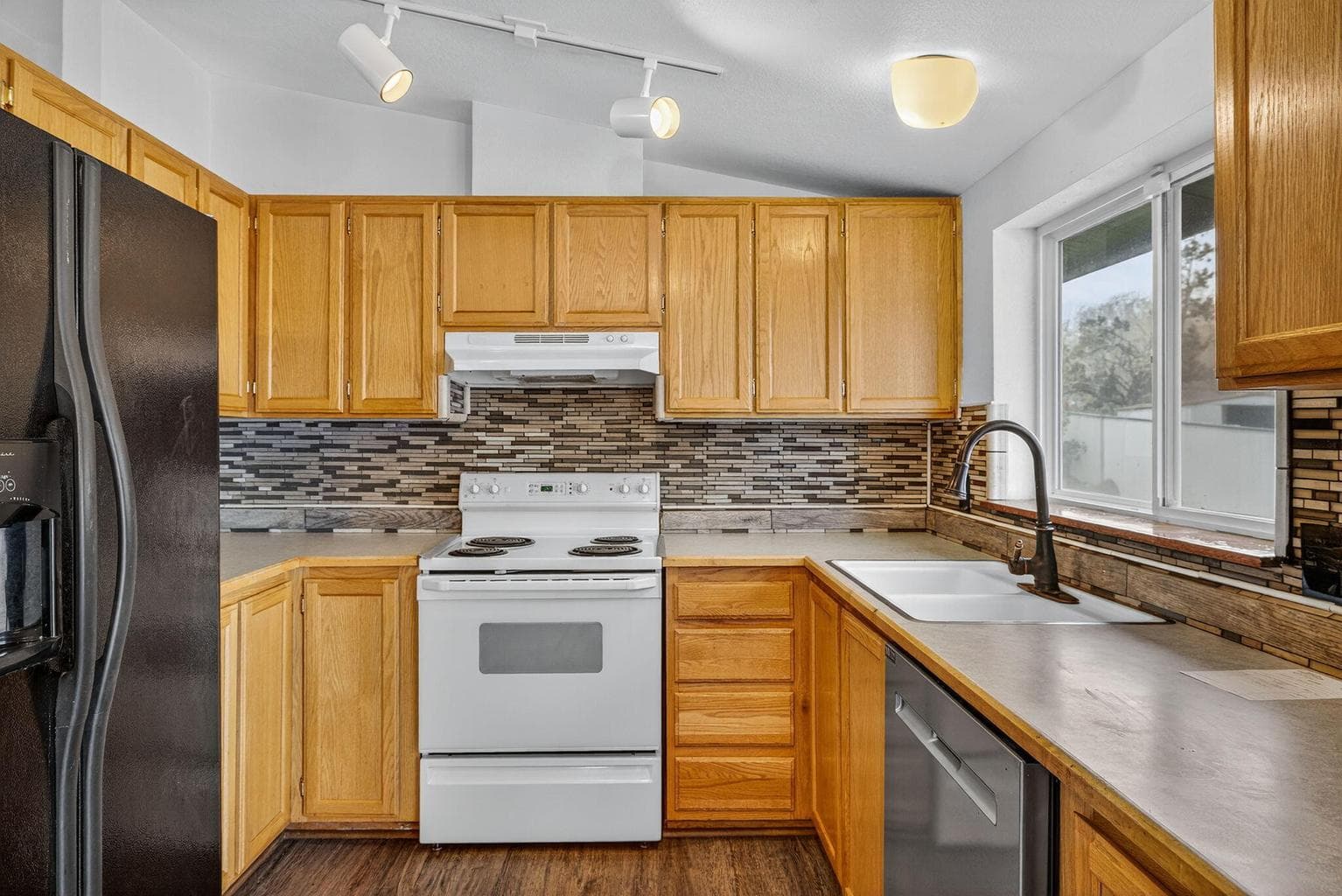 Photo of 609 SE Evergreen Avenue 12 of 35