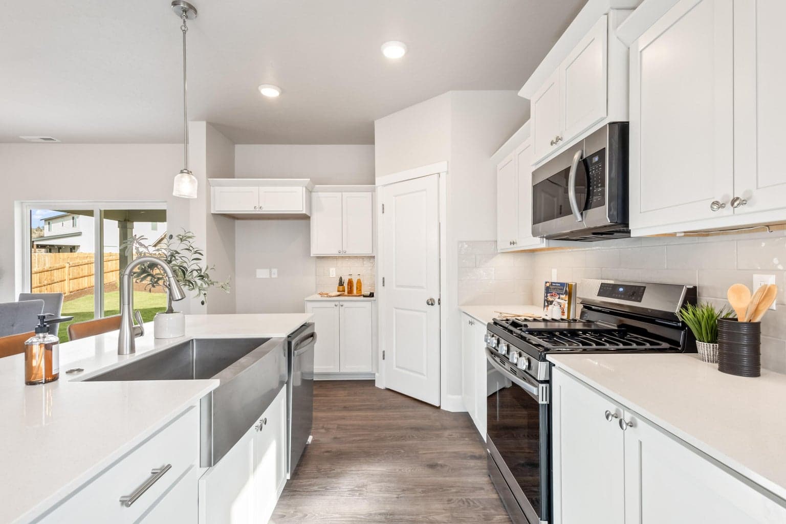 Photo of 1079 NW Walnut Avenue 8 of 31