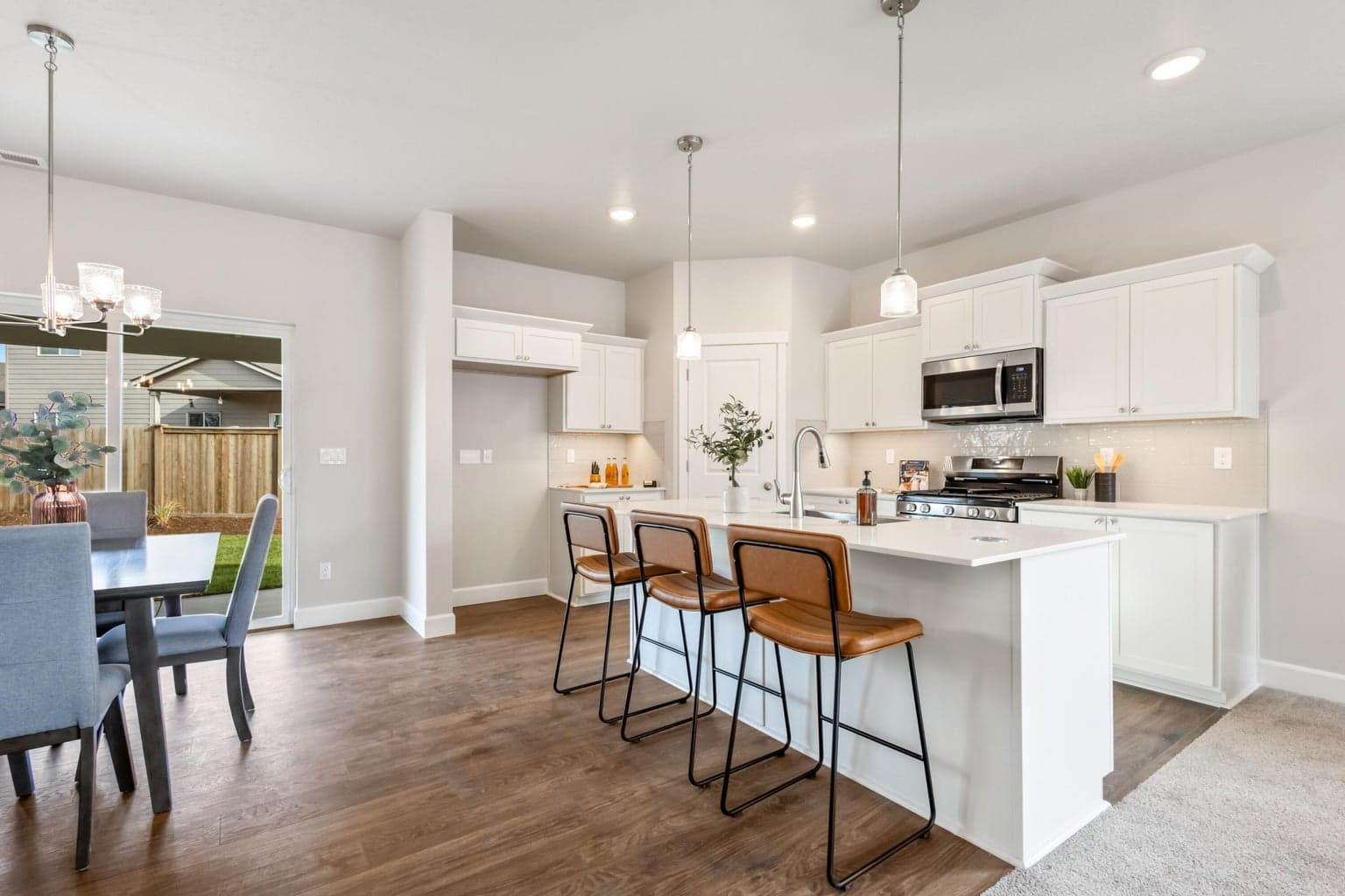 Photo of 1079 NW Walnut Avenue 7 of 31