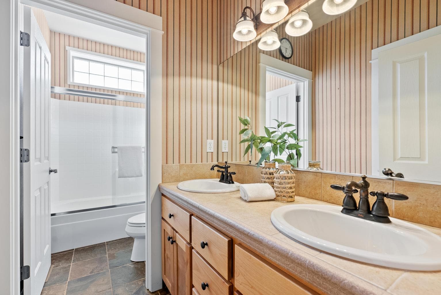 Photo of 4129 SW Majestic Avenue 26 of 52