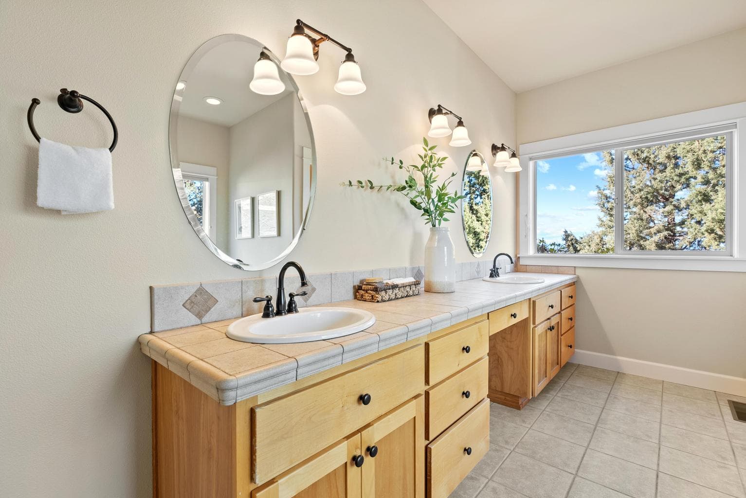 Photo of 4129 SW Majestic Avenue 18 of 52