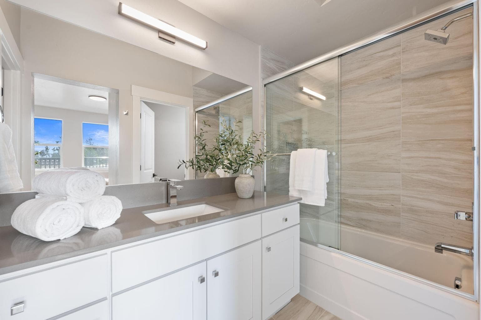 Photo of 20552 Empire Avenue 3 of 27