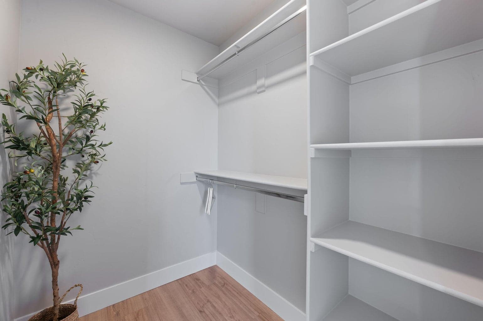 Photo of 20552 Empire Avenue 4 of 27