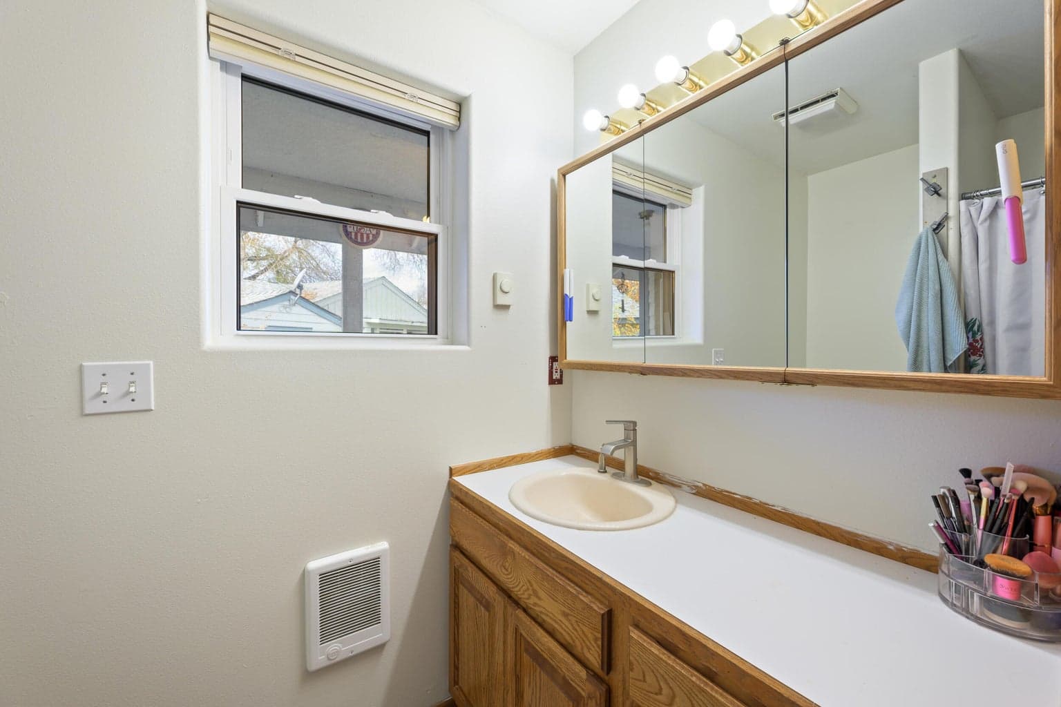 Photo of 605 NE Ochoco Avenue 8 of 15
