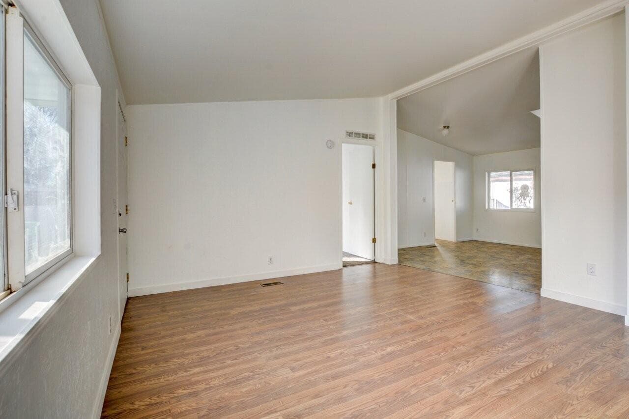 Photo of 633 Archwood 5 of 36