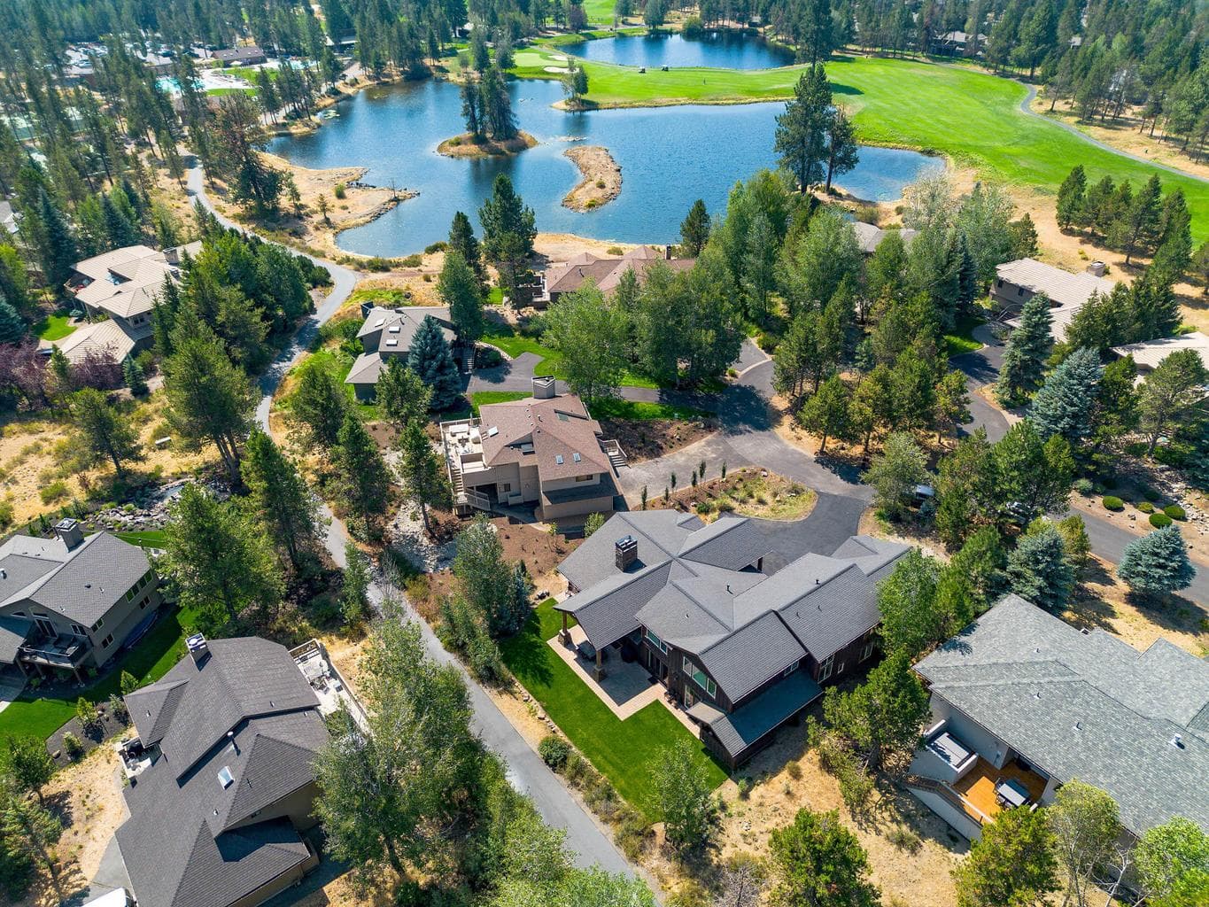 Minutes from the private Woodlands Golf Course and Sunriver owner's-only North Pool