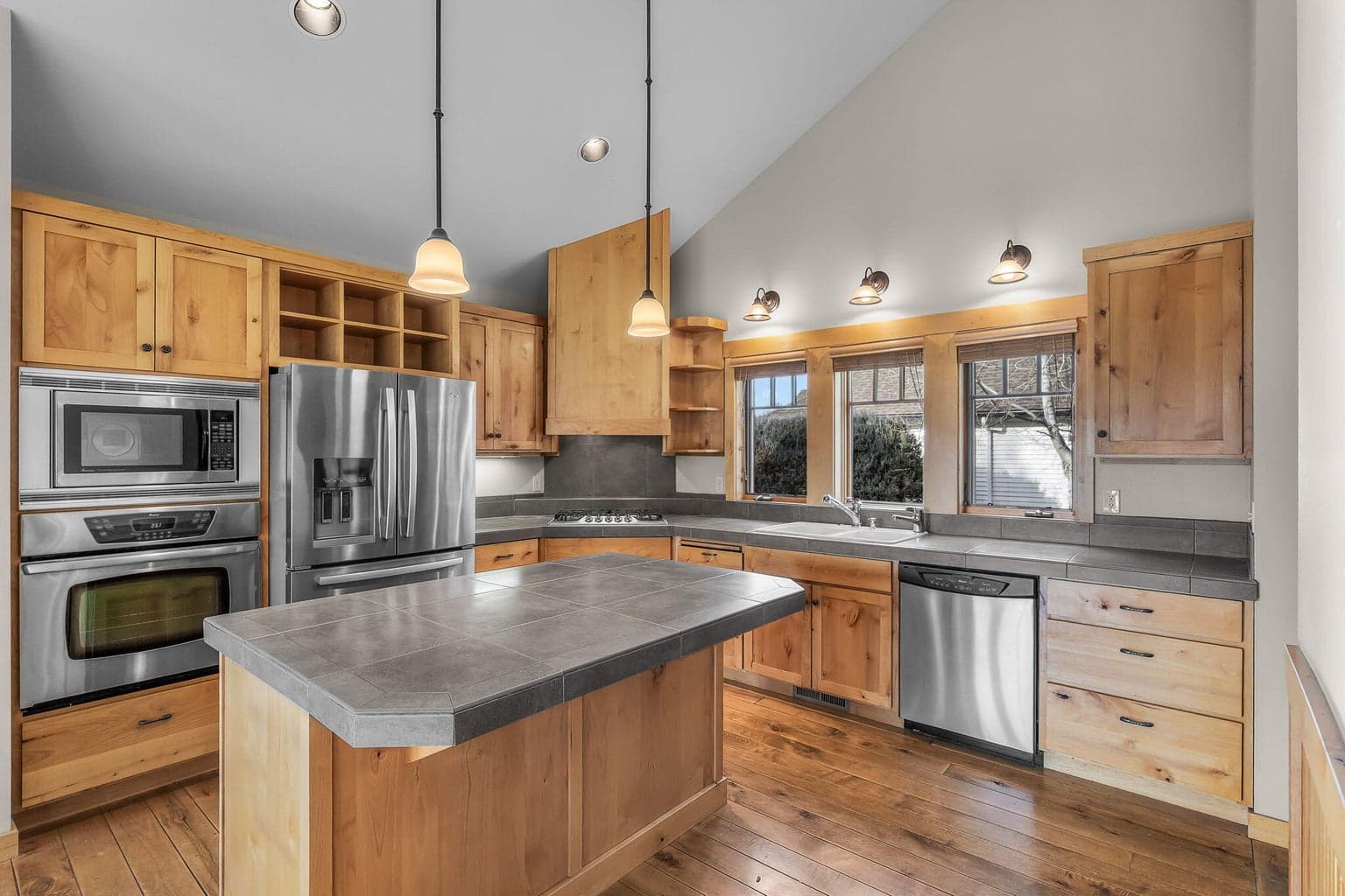 Photo of 546 S Cottonwood Street 15 of 53