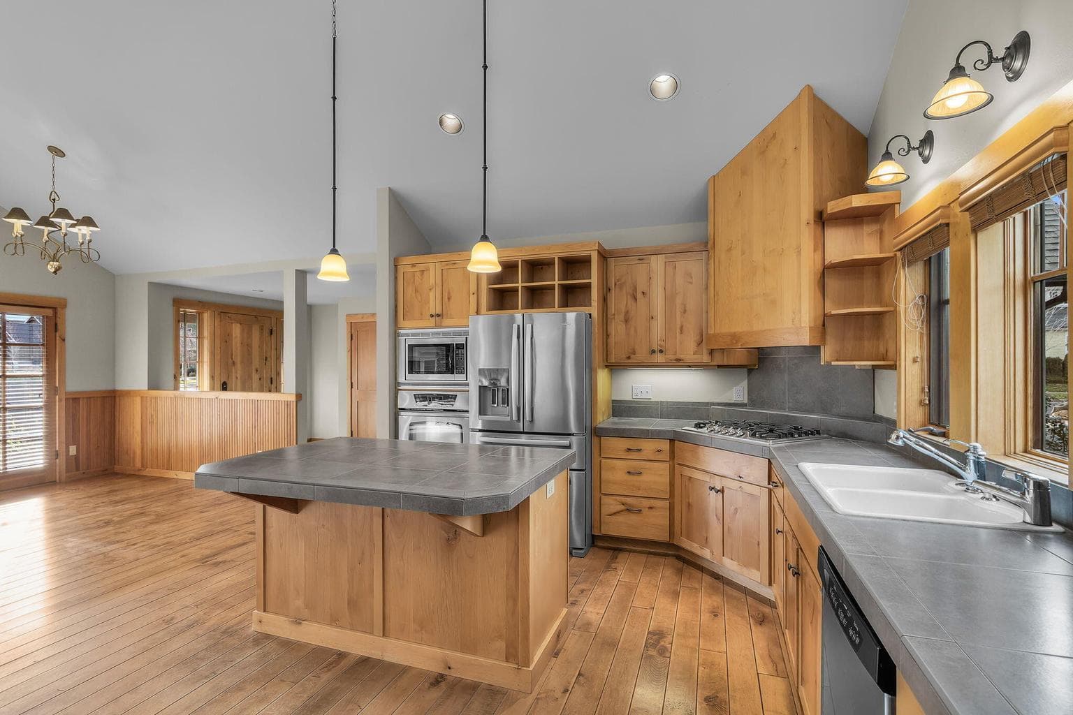 Photo of 546 S Cottonwood Street 16 of 53