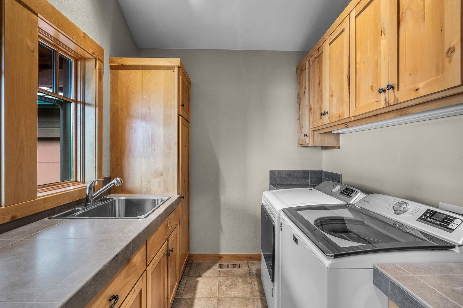 Photo of 546 S Cottonwood Street 22 of 53