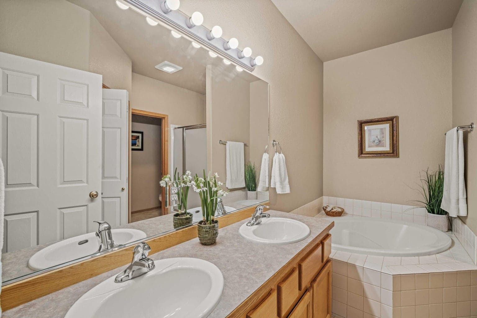 Main level Primary bath en suite with Soaking tub and shower