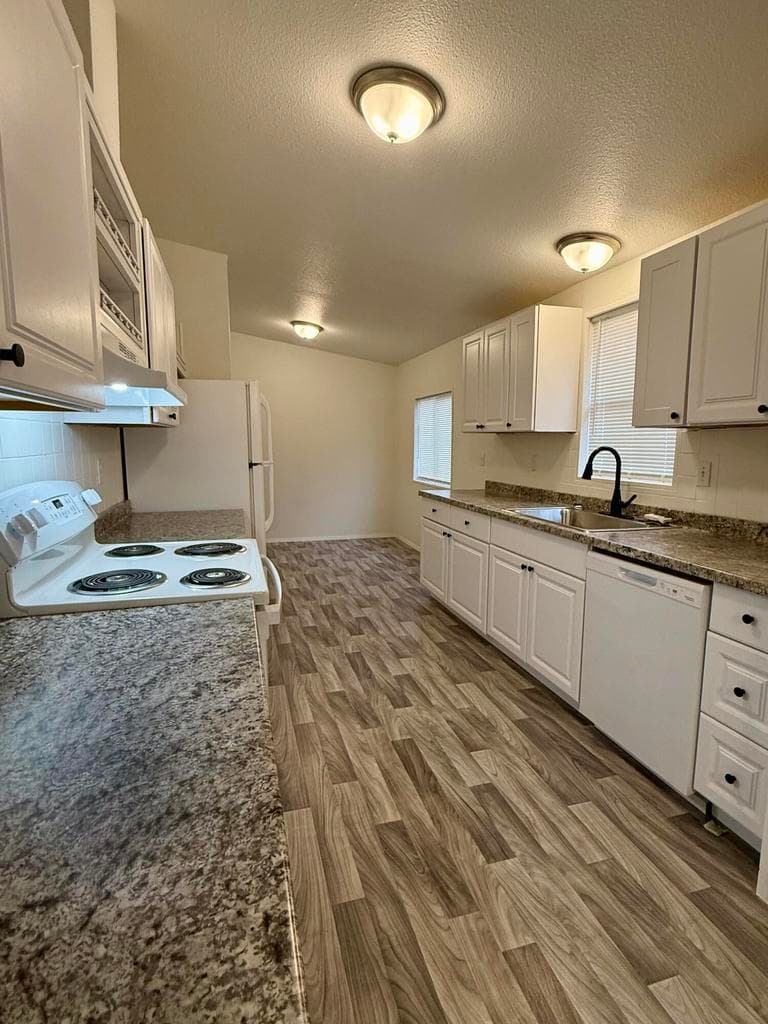Photo of 470 SE 10th Street 12 of 22