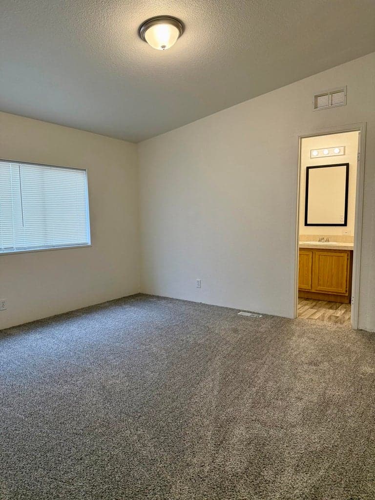 Photo of 470 SE 10th Street 16 of 22