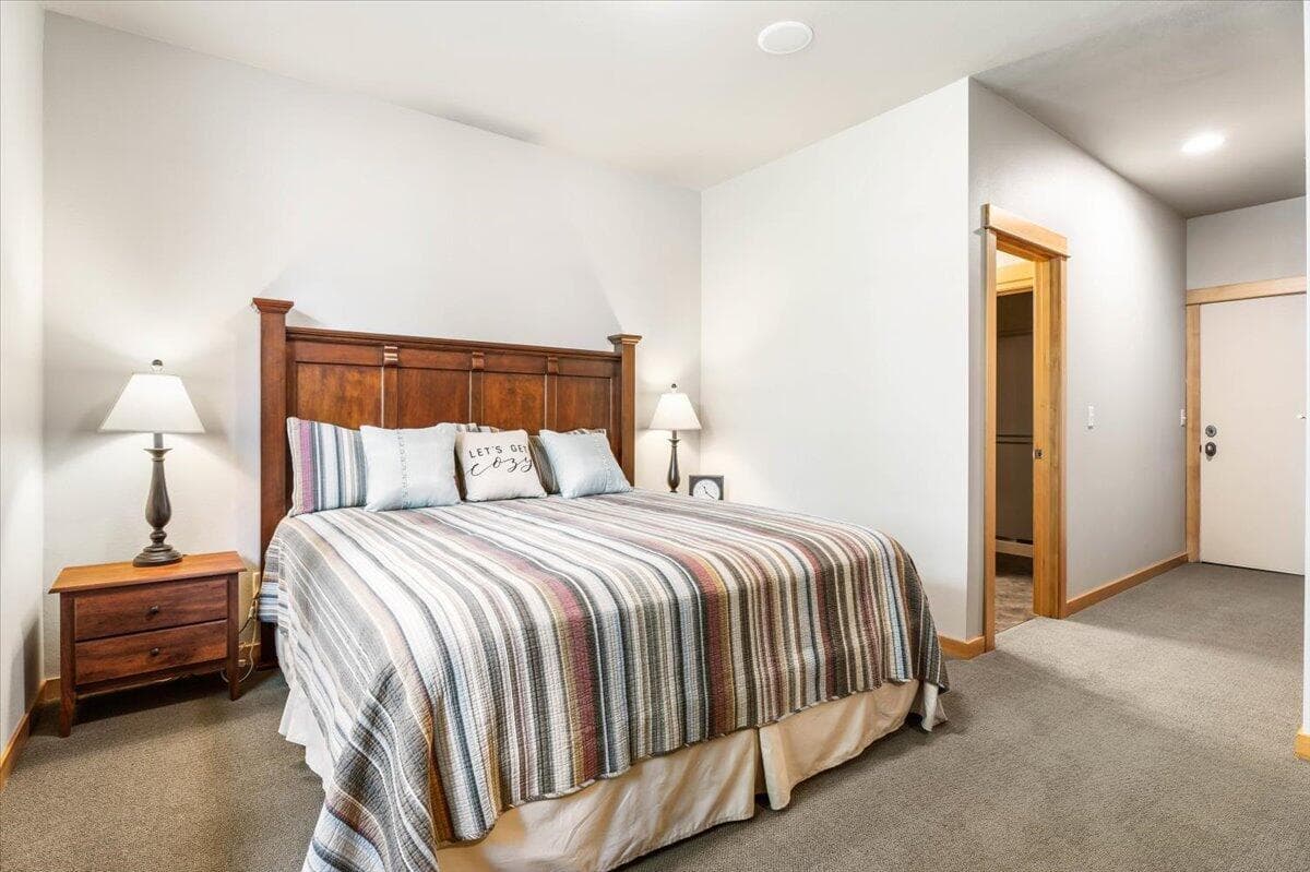 Photo of 57112 Evergreen Loop 19 of 38