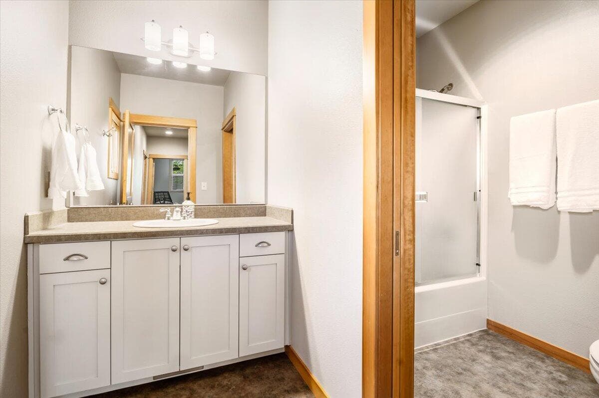 Photo of 57112 Evergreen Loop 24 of 38