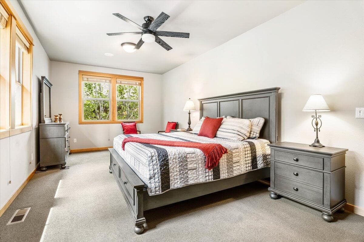 Photo of 57112 Evergreen Loop 26 of 38