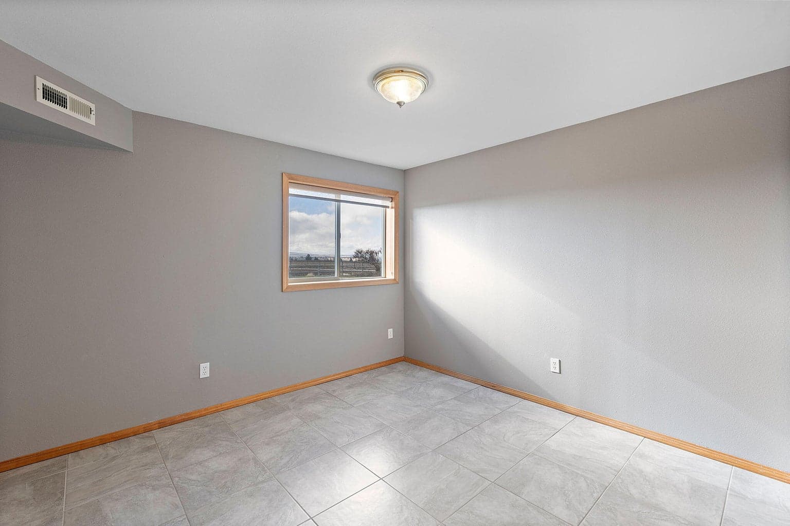 Photo of 2490 NW Deschutes Drive 9 of 92